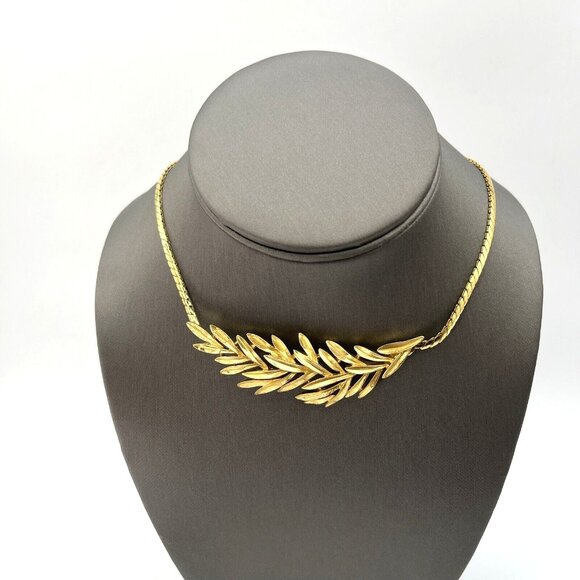 Vintage CROWN TRIFARI Laurel Wreath Pendant Necklace Gold Tone 17” - Picture 2 of 10